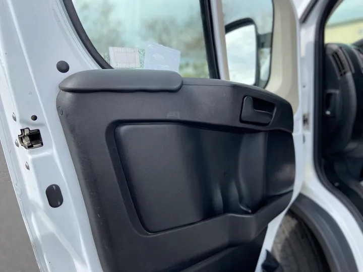 WHITE, 2017 RAM PROMASTER CARGO VAN Image 37