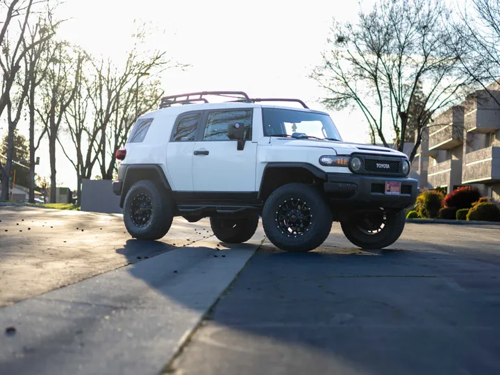 WHITE, 2013 TOYOTA FJ CRUISER Image 2