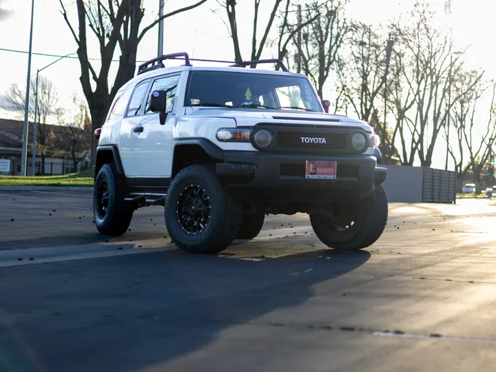 WHITE, 2013 TOYOTA FJ CRUISER Image 4