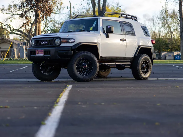 WHITE, 2013 TOYOTA FJ CRUISER Image 7