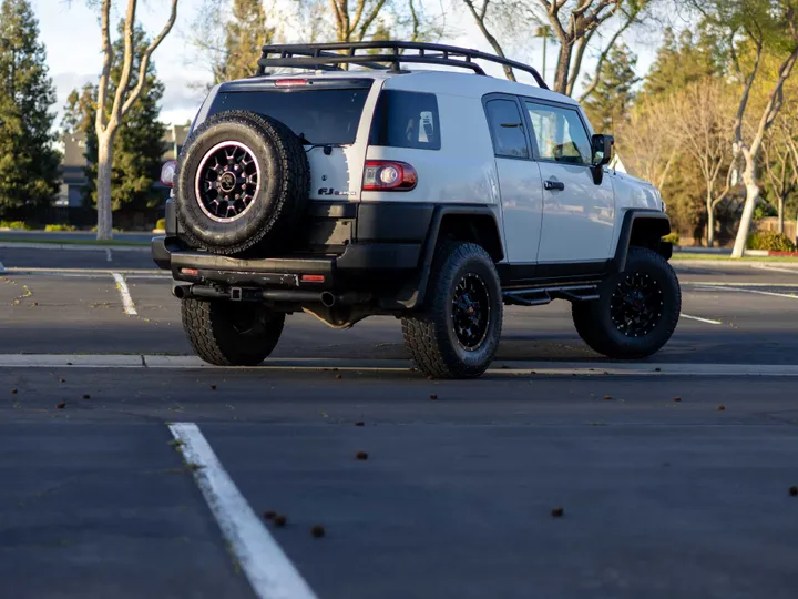 WHITE, 2013 TOYOTA FJ CRUISER Image 9