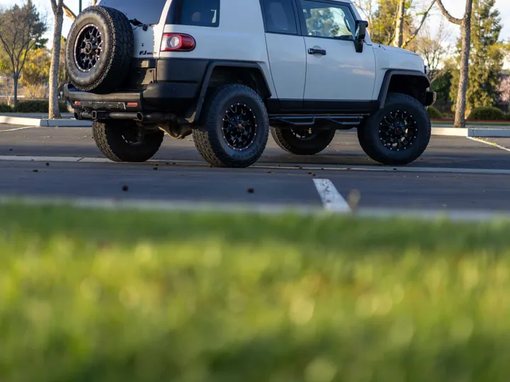 WHITE, 2013 TOYOTA FJ CRUISER Image 10