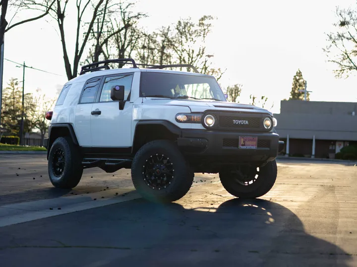 WHITE, 2013 TOYOTA FJ CRUISER Image 13