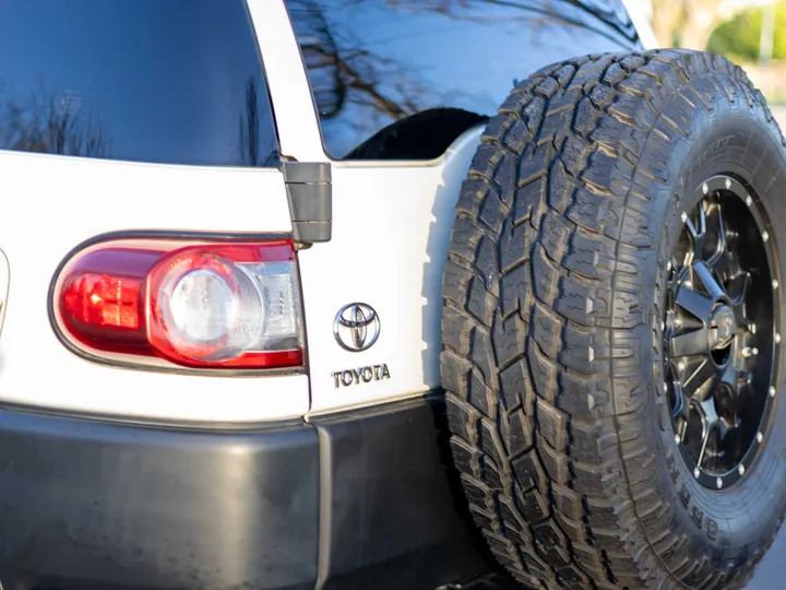 WHITE, 2013 TOYOTA FJ CRUISER Image 17