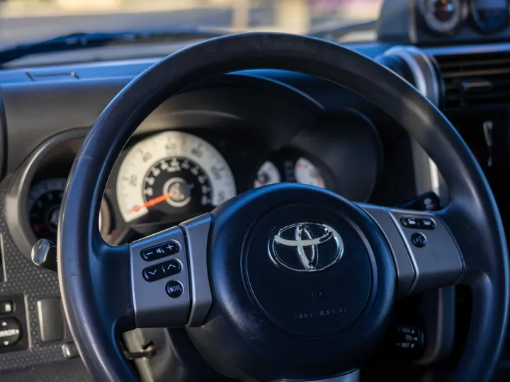 WHITE, 2013 TOYOTA FJ CRUISER Image 28