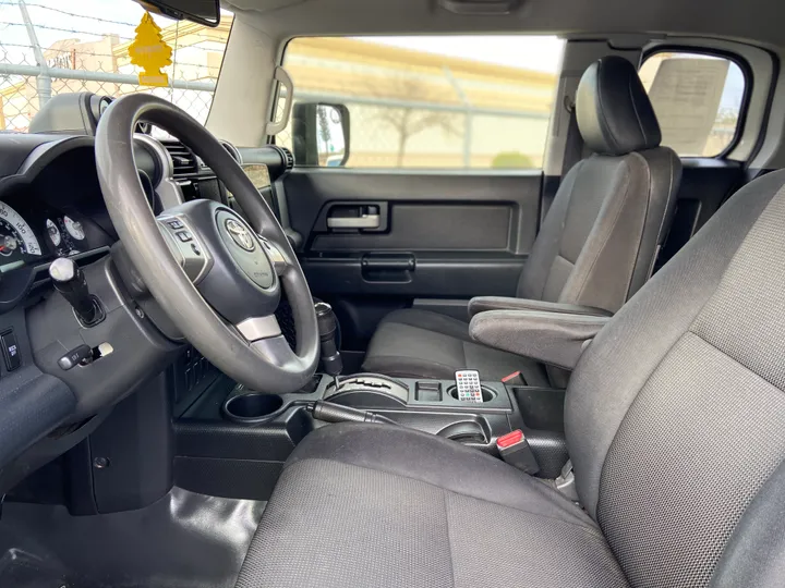 WHITE, 2013 TOYOTA FJ CRUISER Image 32