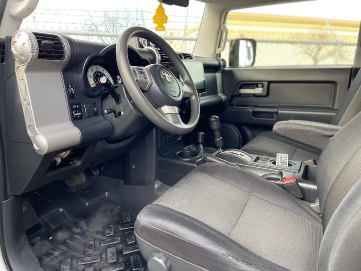 WHITE, 2013 TOYOTA FJ CRUISER Image 34