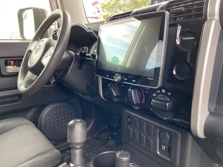 WHITE, 2013 TOYOTA FJ CRUISER Image 36