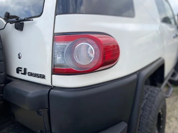 WHITE, 2013 TOYOTA FJ CRUISER Image 48