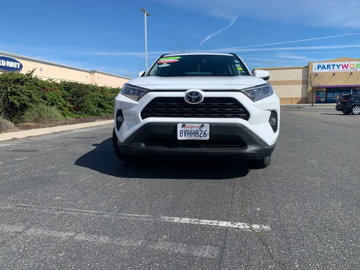 WHITE, 2021 TOYOTA RAV4 Image 8