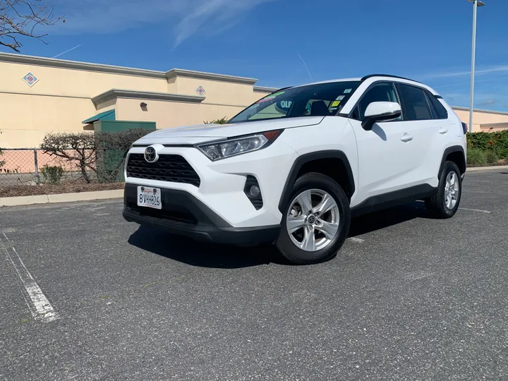 WHITE, 2021 TOYOTA RAV4 Image 9