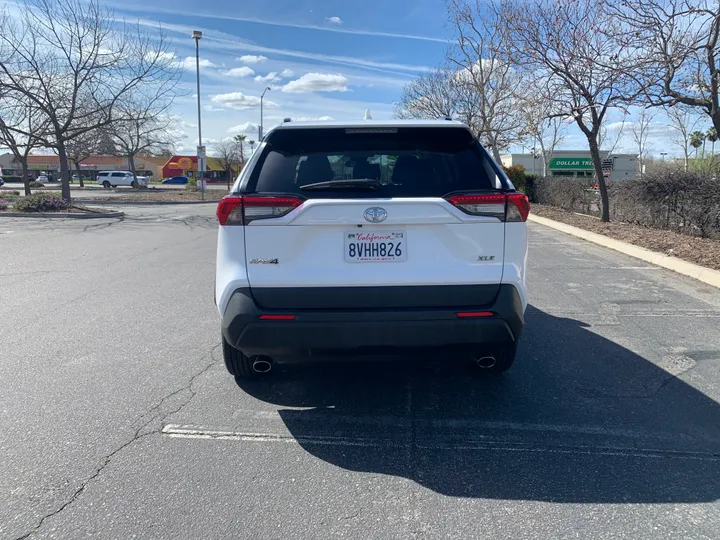 WHITE, 2021 TOYOTA RAV4 Image 10