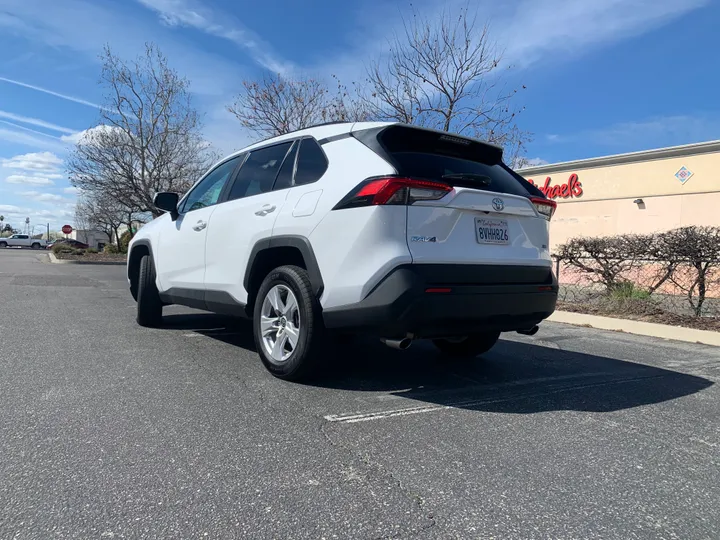 WHITE, 2021 TOYOTA RAV4 Image 11