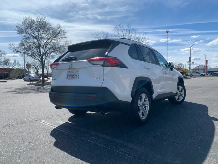 WHITE, 2021 TOYOTA RAV4 Image 12