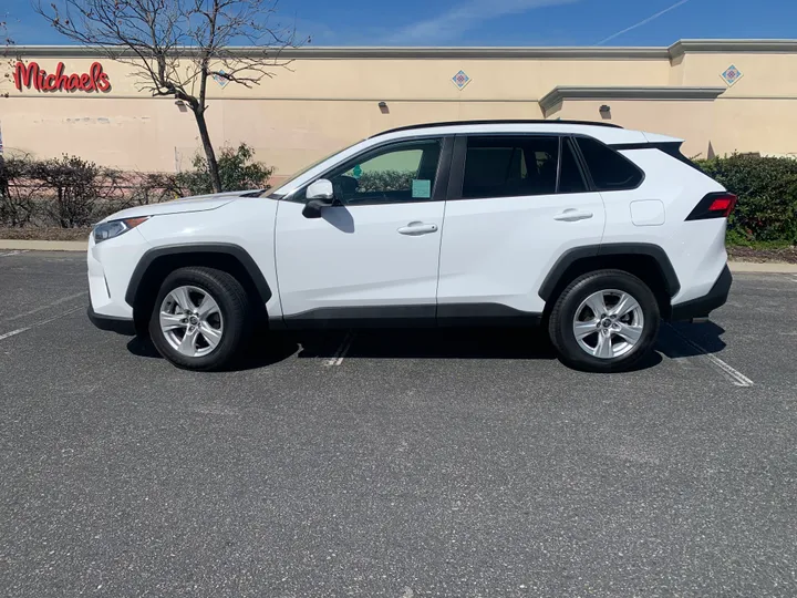 WHITE, 2021 TOYOTA RAV4 Image 13