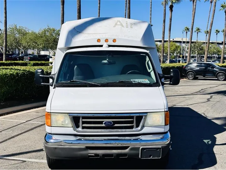 WHITE, 2005 FORD E-450 Image 3