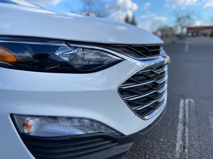 WHITE, 2021 CHEVROLET MALIBU Image 9