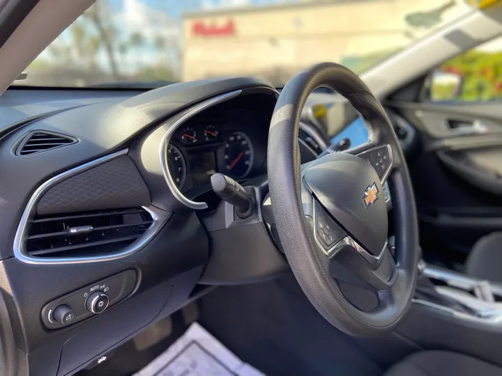 WHITE, 2021 CHEVROLET MALIBU Image 30