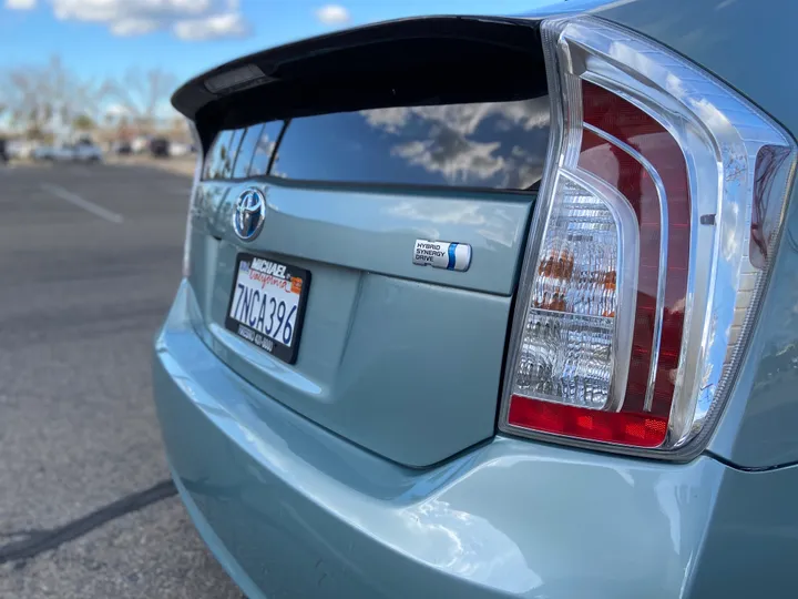 LIGHT GREEN, 2015 TOYOTA PRIUS Image 8