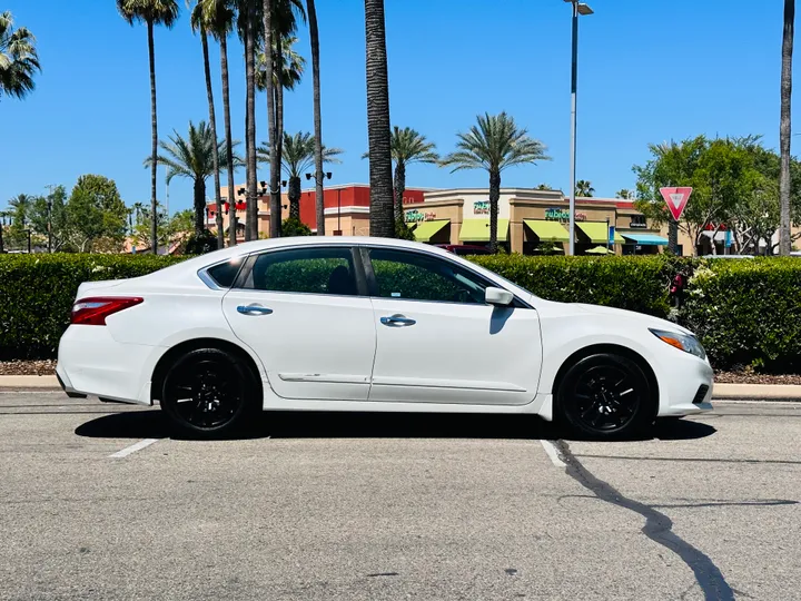 WHITE, 2016 NISSAN ALTIMA Image 4