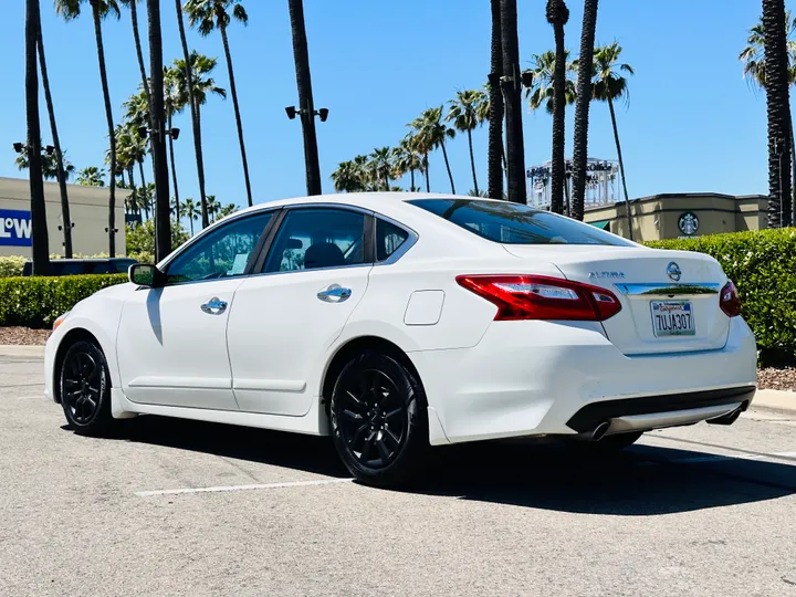 WHITE, 2016 NISSAN ALTIMA Image 13