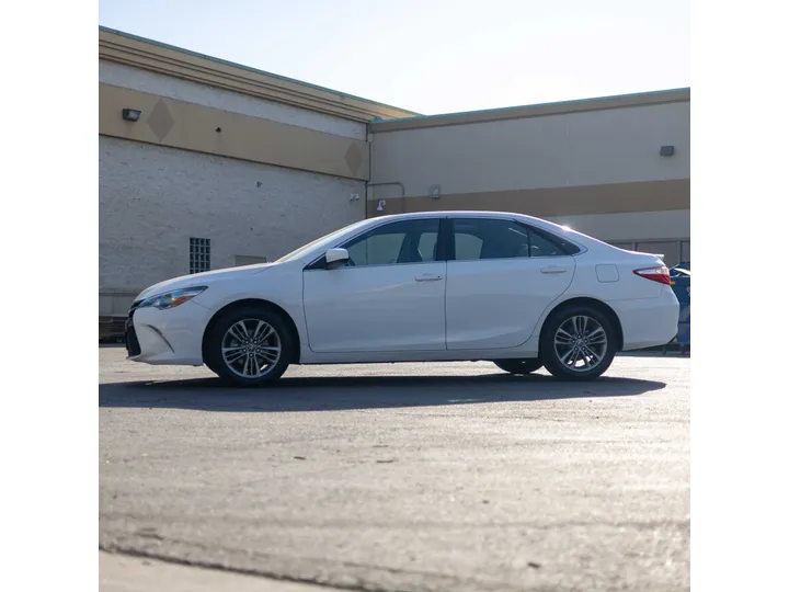 WHITE, 2017 TOYOTA CAMRY Image 4