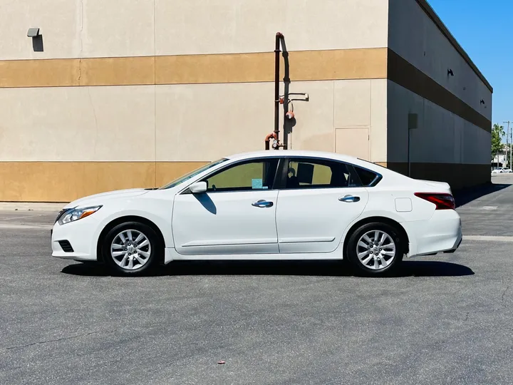 WHITE, 2017 NISSAN ALTIMA Image 4