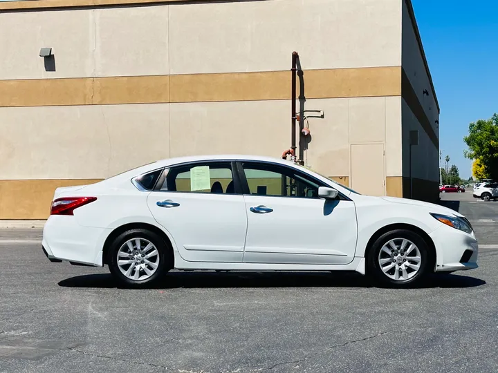 WHITE, 2017 NISSAN ALTIMA Image 6