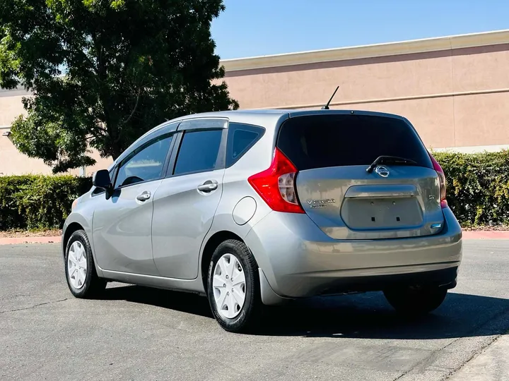 GRAY, 2014 NISSAN VERSA Image 4