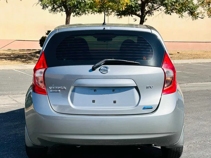 GRAY, 2014 NISSAN VERSA Image 5