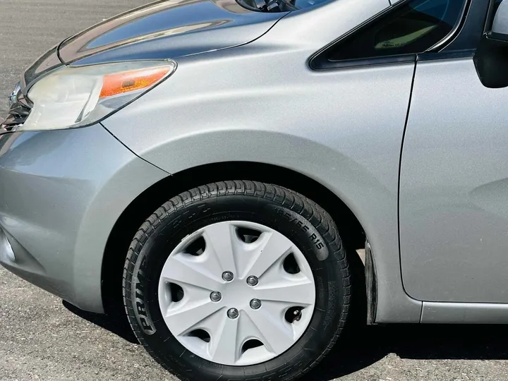 GRAY, 2014 NISSAN VERSA Image 20