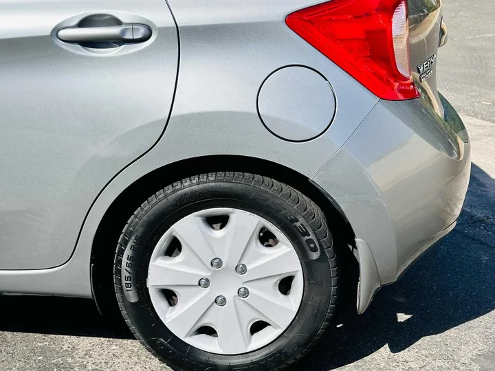 GRAY, 2014 NISSAN VERSA Image 21