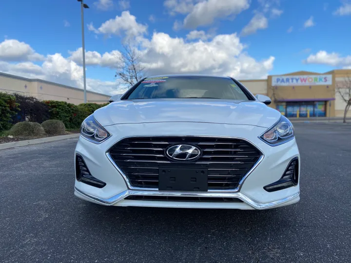 WHITE, 2018 HYUNDAI SONATA Image 10