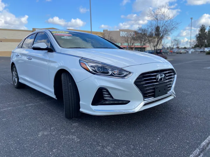 WHITE, 2018 HYUNDAI SONATA Image 11