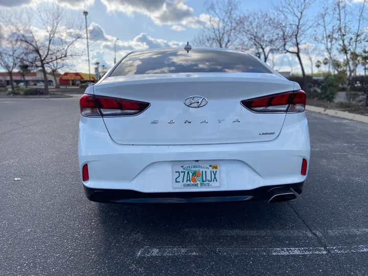 WHITE, 2018 HYUNDAI SONATA Image 18