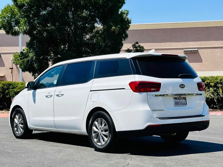 WHITE, 2020 KIA SEDONA Image 4