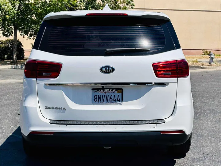 WHITE, 2020 KIA SEDONA Image 5