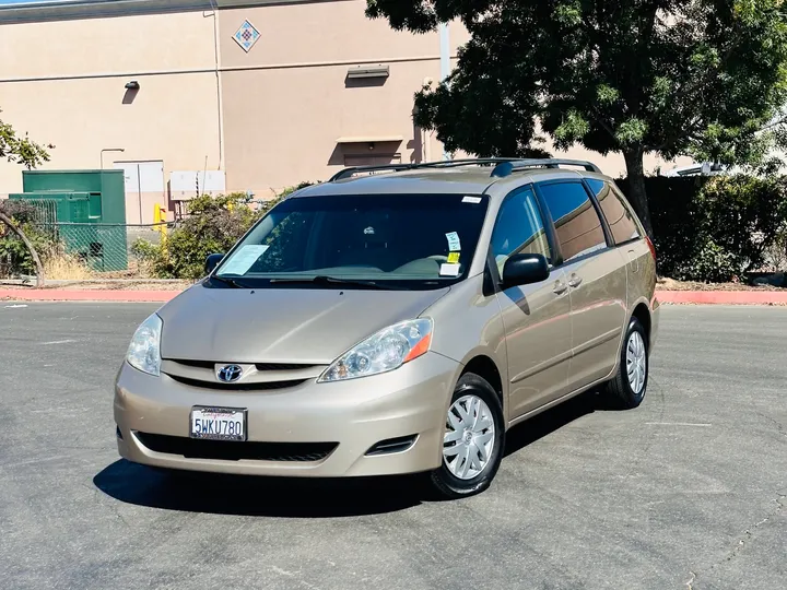 GOLD, 2006 TOYOTA SIENNA Image 2