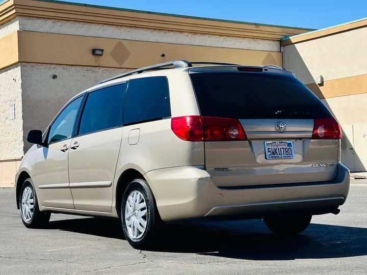 GOLD, 2006 TOYOTA SIENNA Image 3