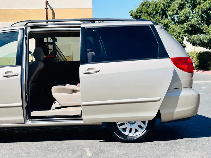 GOLD, 2006 TOYOTA SIENNA Image 4