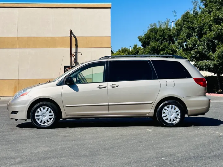 GOLD, 2006 TOYOTA SIENNA Image 5