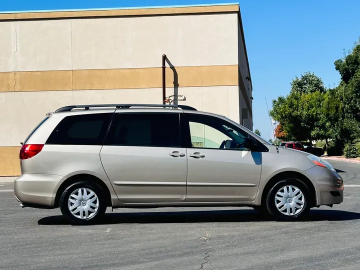 GOLD, 2006 TOYOTA SIENNA Image 6