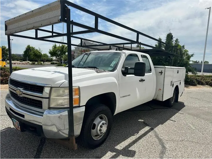WHITE, 2007 CHEVROLET SILVERADO 3500 HD EXTENDED CAB & CHASSIS Image 3