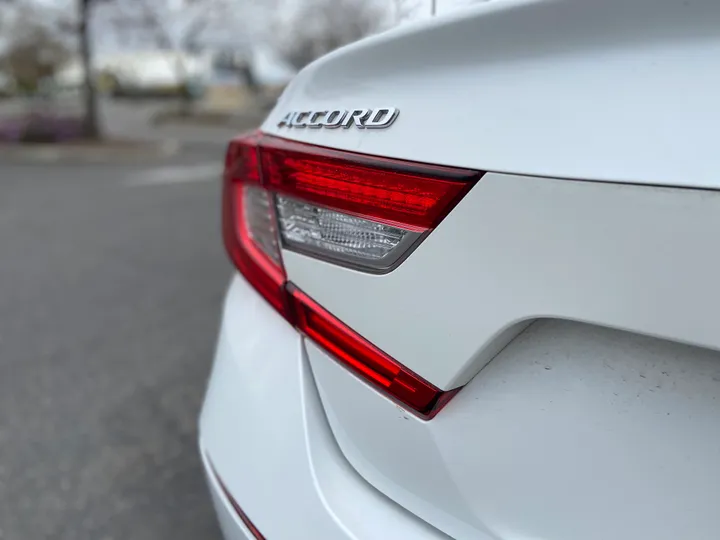 WHITE, 2019 HONDA ACCORD Image 19