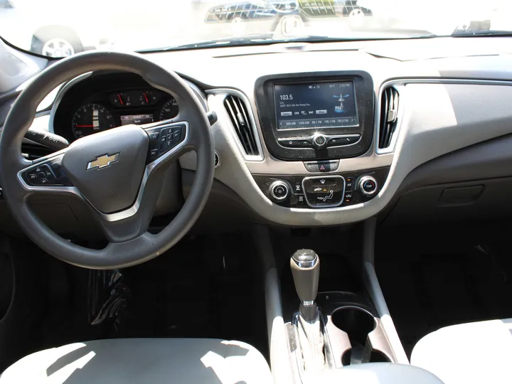 WHITE, 2017 CHEVROLET MALIBU Image 11