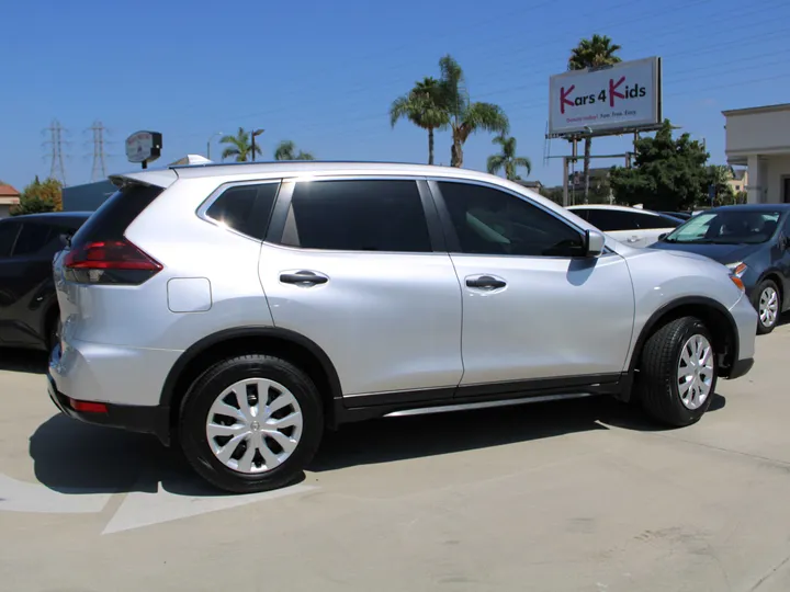 SILVER, 2018 NISSAN ROGUE Image 5