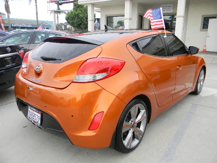 ORANGE, 2012 HYUNDAI VELOSTER Image 2