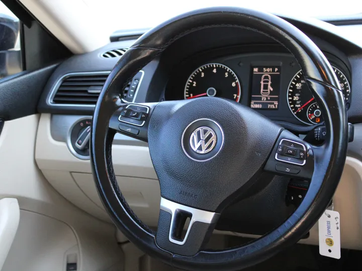 BLACK, 2015 VOLKSWAGEN PASSAT Image 9