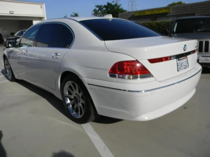 WHITE PEARL, 2005 BMW 7 SERIES Image 2