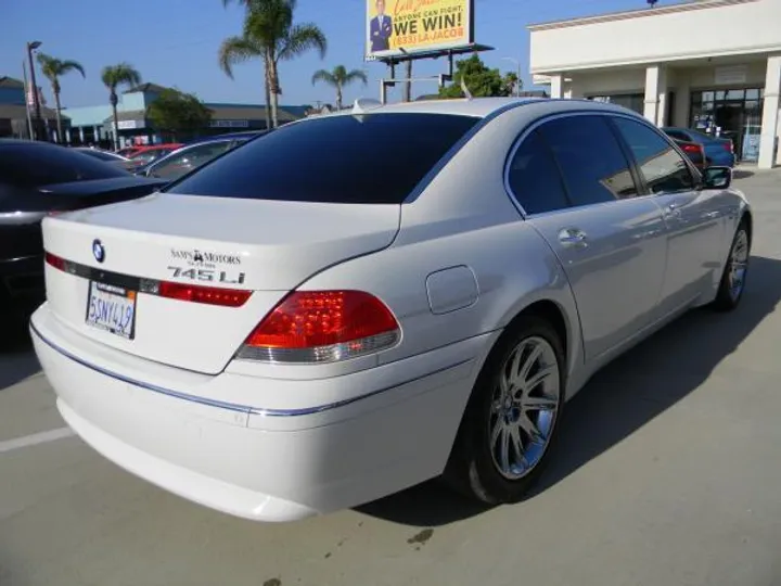 WHITE PEARL, 2005 BMW 7 SERIES Image 6